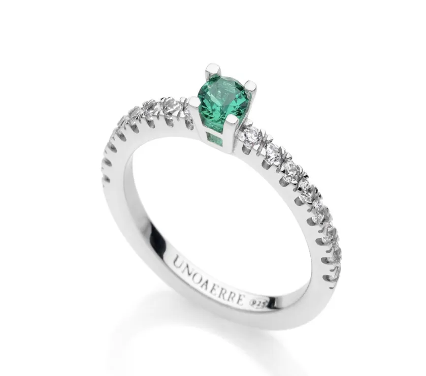 Anello solitario in argento con pietra verde